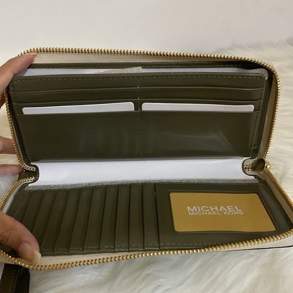 Michael Kors Jet Set Continental Wallet - Picture 8 of 16